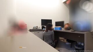 esibizionista mostra il culo al tecnico del computer in ufficio