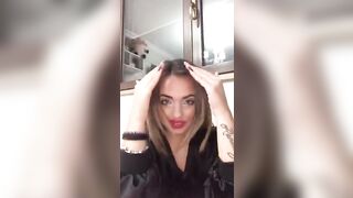 Fa vedere le tette ai suoi fans