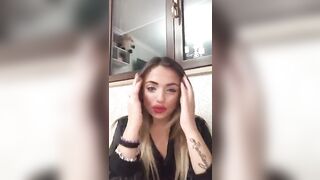 Fa vedere le tette ai suoi fans