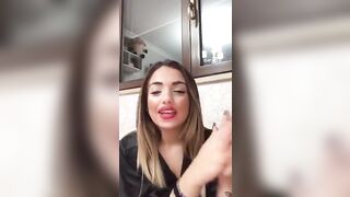 Fa vedere le tette ai suoi fans