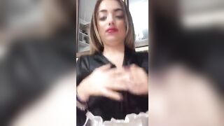 Fa vedere le tette ai suoi fans