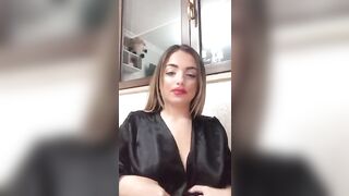 Fa vedere le tette ai suoi fans