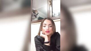 Fa vedere le tette ai suoi fans