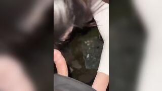 MI SUCCHIA IL CAZZO FUORI LA DISCOTECA LA VACCA