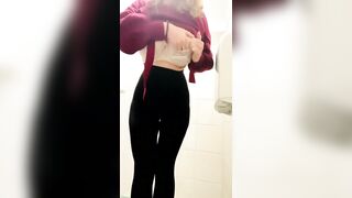 Mostra le tette da paura in bagno