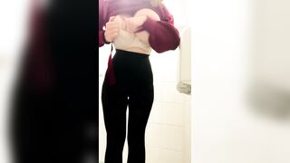 Mostra le tette da paura in bagno