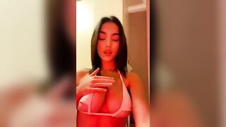 Anteprima del video: Una brunetta pazzesca e molto molto sexy