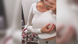 Anteprima del video: Fa un gioco vedo non vedo per farci arrapare