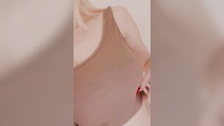 Bella tettona italiana gioca con le poppe enormi