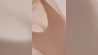 Bella tettona italiana gioca con le poppe enormi