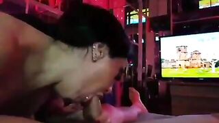 Sabrina distrugge il cliente con la bocca