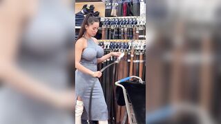 TETTONA DA INFARTO AL SUPERMERCATO...