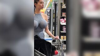 TETTONA DA INFARTO AL SUPERMERCATO...