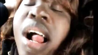 Anteprima del video: Giovane puttanella nera in auto