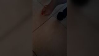 Lavora nuda da casa e gioca a fare la zoccola col collega