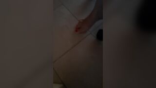 Lavora nuda da casa e gioca a fare la zoccola col collega