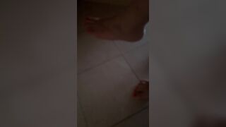 Lavora nuda da casa e gioca a fare la zoccola col collega