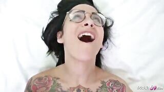 Giovane troietta tatuata inculata