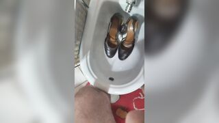 Anteprima del video: FACCIO PIPI SULLE SCARPE E SULLO SPAZZOLINO DELLA SORELLA DI MIA MOGLIE DIANA