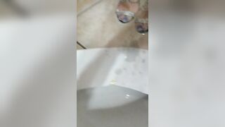 FACCIO PIPI SULLE SCARPE E SULLO SPAZZOLINO DELLA SORELLA DI MIA MOGLIE DIANA