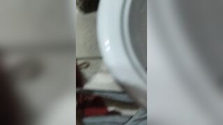 FACCIO PIPI SULLE SCARPE E SULLO SPAZZOLINO DELLA SORELLA DI MIA MOGLIE DIANA