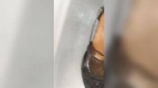 FACCIO PIPI SULLE SCARPE E SULLO SPAZZOLINO DELLA SORELLA DI MIA MOGLIE DIANA