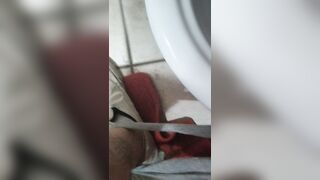 FACCIO PIPI SULLE SCARPE E SULLO SPAZZOLINO DELLA SORELLA DI MIA MOGLIE DIANA