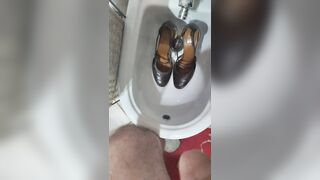 FACCIO PIPI SULLE SCARPE E SULLO SPAZZOLINO DELLA SORELLA DI MIA MOGLIE DIANA