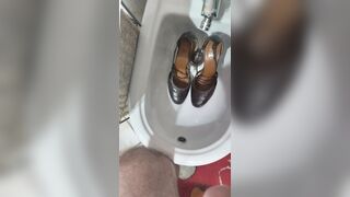 FACCIO PIPI SULLE SCARPE E SULLO SPAZZOLINO DELLA SORELLA DI MIA MOGLIE DIANA