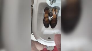 FACCIO PIPI SULLE SCARPE E SULLO SPAZZOLINO DELLA SORELLA DI MIA MOGLIE DIANA