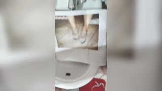 FACCIO PIPI SULLE SCARPE E SULLO SPAZZOLINO DELLA SORELLA DI MIA MOGLIE DIANA