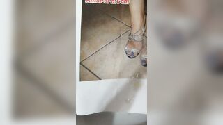 FACCIO PIPI SULLE SCARPE E SULLO SPAZZOLINO DELLA SORELLA DI MIA MOGLIE DIANA