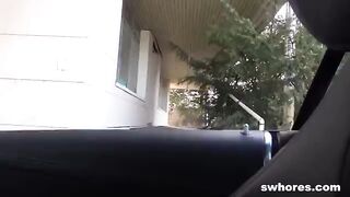 Giovane puttanella indaffarata