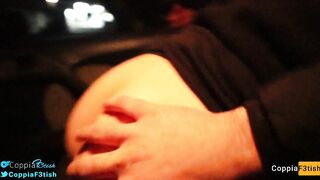 Coppia si esibisce in parcheggio