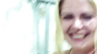 Prima la doccia, poi la frusta, la scopata e la sborra in bocca