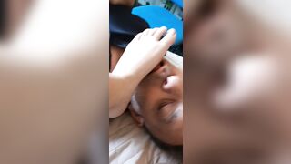 Dante Alipiedi lecca i piedi di un'amica