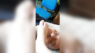 Dante Alipiedi lecca i piedi di un'amica