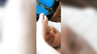 Dante Alipiedi lecca i piedi di un'amica