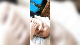 Dante Alipiedi lecca i piedi di un'amica