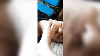 Dante Alipiedi lecca i piedi di un'amica