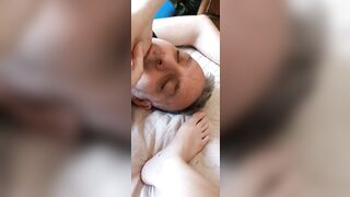 Dante Alipiedi lecca i piedi di un'amica