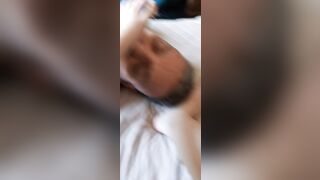 Dante Alipiedi lecca i piedi di un'amica