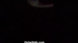 Il marito assaggia un bella patata farcita