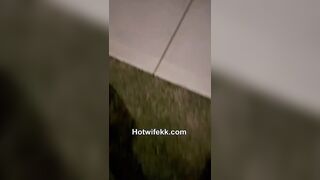 Il marito assaggia un bella patata farcita