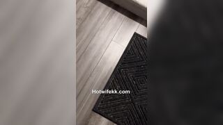 Il marito assaggia un bella patata farcita