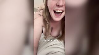 Il marito assaggia un bella patata farcita