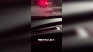 Il marito assaggia un bella patata farcita