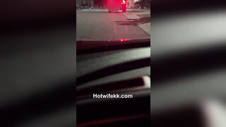 Il marito assaggia un bella patata farcita