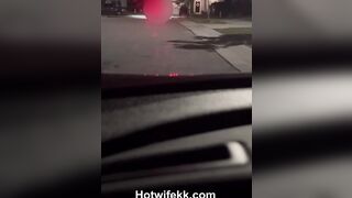 Il marito assaggia un bella patata farcita