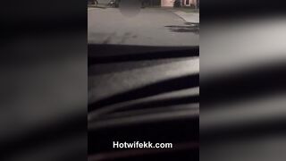 Il marito assaggia un bella patata farcita